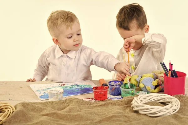 Crianças desenhar. Valores familiares, infância, arte . — Fotografia de Stock