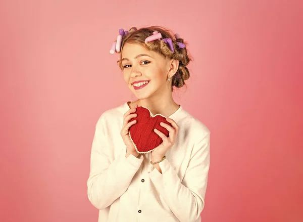 Meisje verliefd. De tijd van de partij, retro kid in krulspelden, mode — Stockfoto