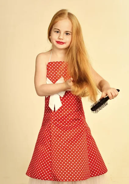 Cuidado do cabelo das crianças. Moda e beleza, estilo pinup, infância. moda e estilo retro — Fotografia de Stock