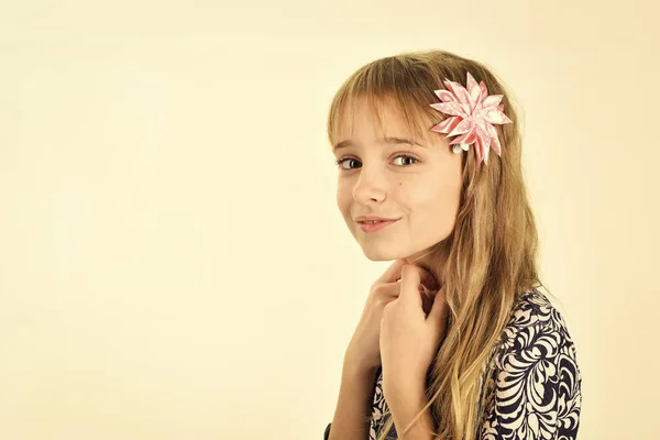 Modell, skönhet, titta. modell av glad liten flicka isolerad på vit — Stockfoto