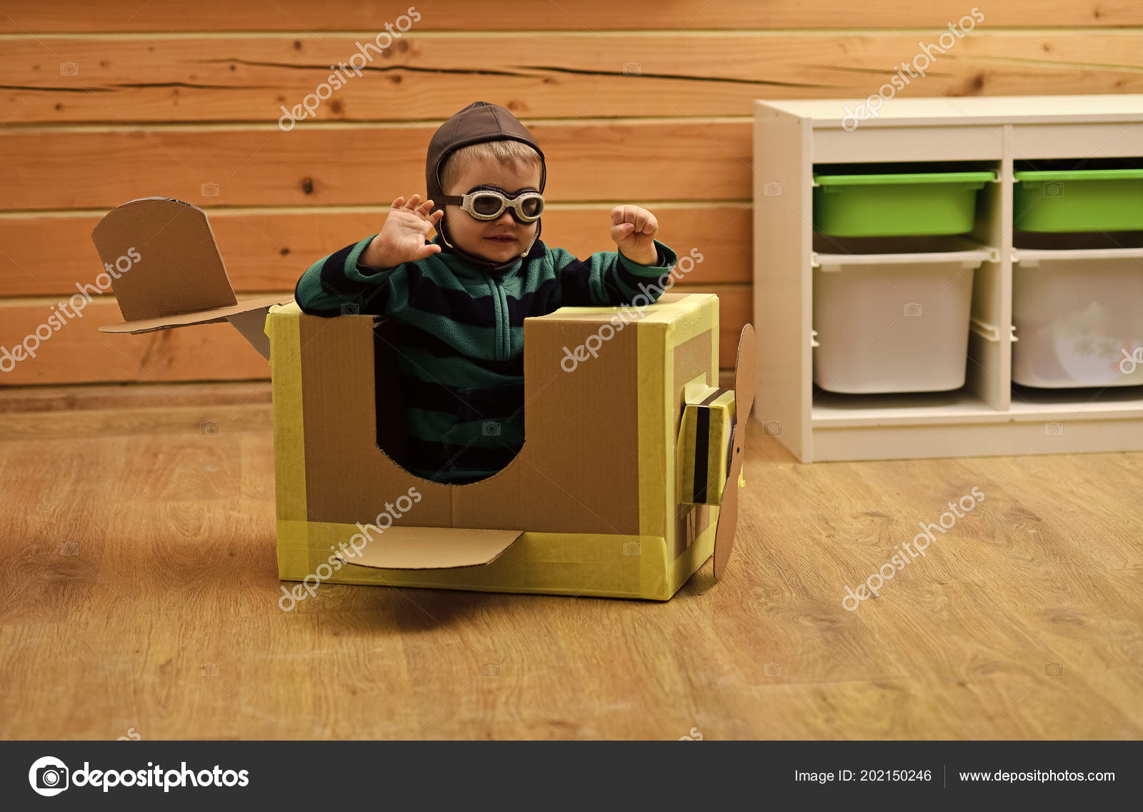 Пилот путешествует. Мальчик играет в картонный самолет, детство ...