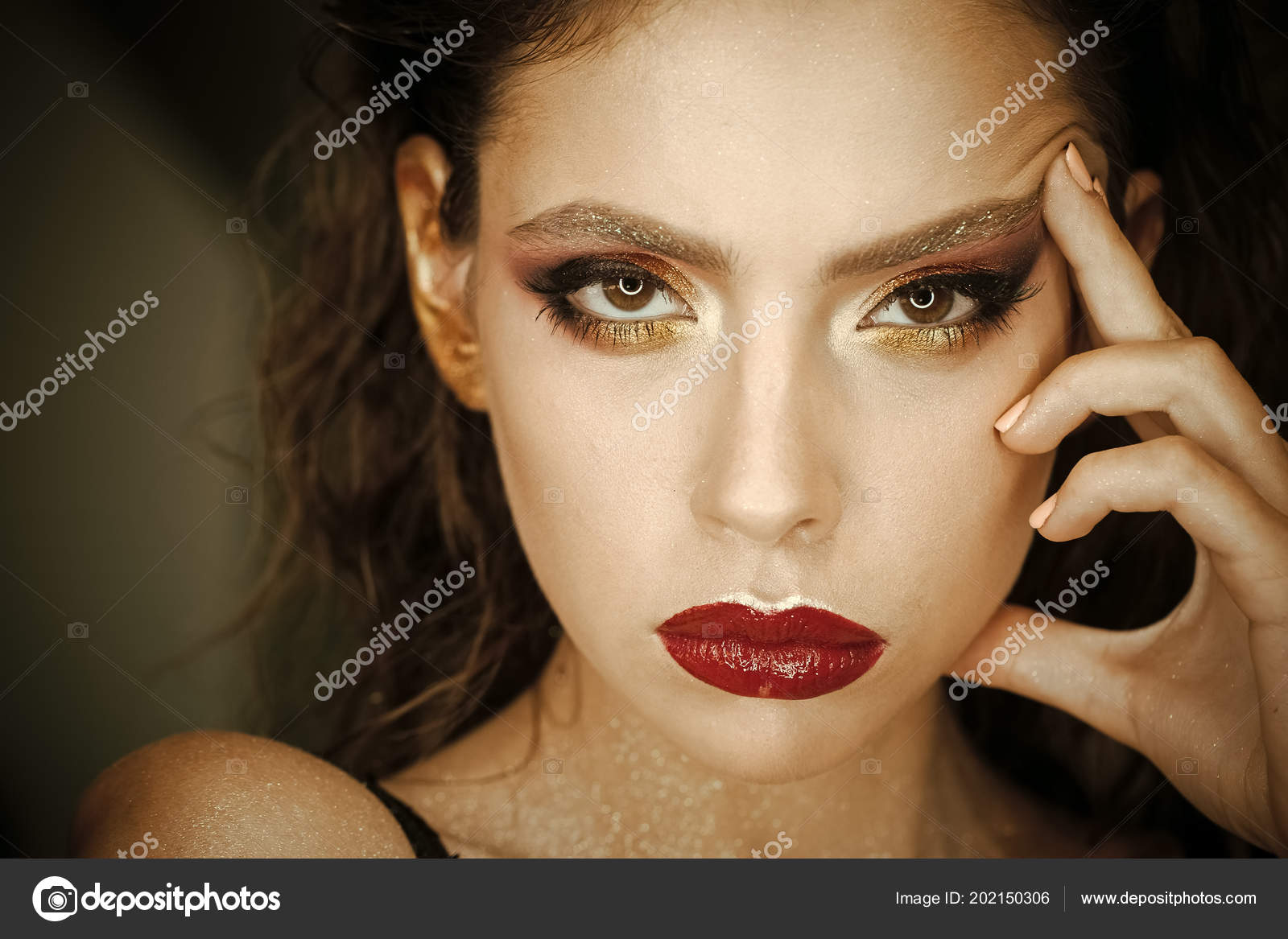Trucco femmina. Donna alla moda che propone. Donna con pelle giovane viso, cura della pelle. Donna con trucco luminoso e gli orli rossi, bellezza.