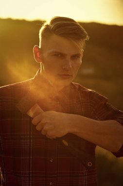 Acımasız adam. oduncu adam mavi gökyüzü arka plan, balta ile kamp