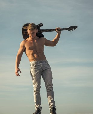 rock müzisyeni. Kas gövde ile bir dakika dostum elektro gitar üzerinde mavi gökyüzü