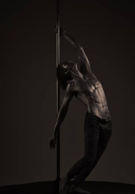 Yalnız dansçı. Çıplak gövde parıldayan gümüş boya ile kaplı olan adam