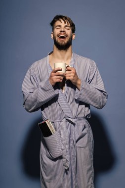 sabah bir adam. Sabahlık gülümseme kupa ile alanında lisans