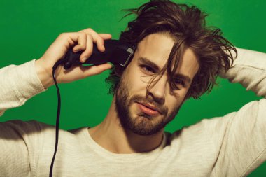 Sakal bakımı. berber ve moda, elektrikli ustura ile sabah tıraş adam