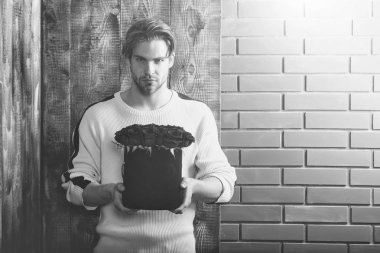 Çiçek teslim. sakallı adam kutusunda mevcut olarak kırmızı gül çiçekler tutar