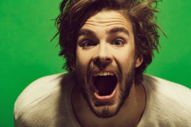 öfkeli biri. mutlu adam uzun şık uncombed saç, sabah ve berber dükkanı