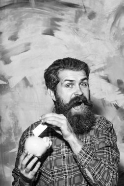 Bankacılık Hizmetleri. Banknot içinde pembe seramik kumbara koyarak mutlu sakallı adam