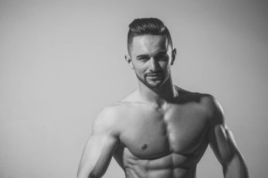 yakışıklı adam. Spor ve egzersiz.