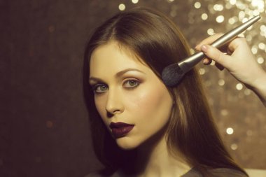 makyaj için dersler. Şık kadın kılığında. kız makyaj fırçası ile yüz cilt üzerinde toz alma