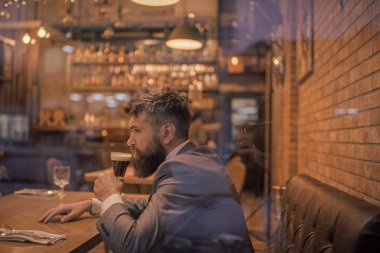 adam kahve içiyor. Uzun Sakal içki puro kulübü ile iş adamı. ciddi bar müşteri oturup bira içerken kafede. Barda bekleyen hipster tarihi toplantı. Bira zamanı. Sakallı adam huzur içinde