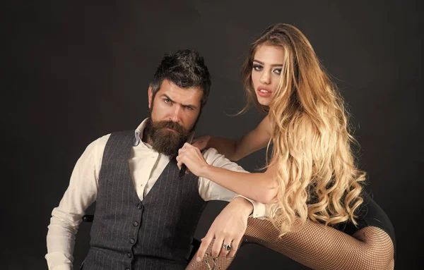 Пара влюблённых. Модная женщина позирует. Бородатый мужчина и сексуальная женщина с длинными вьющимися волосами . — стоковое фото