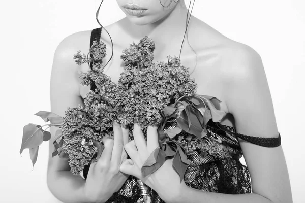 Felicidad floral. Manojo de lila en manos femeninas — Foto de Stock