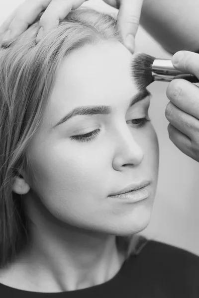 Trucco scolastico. Donna alla moda in posa. Ragazza ottenere il trucco sul viso con spazzola a polvere — Foto Stock