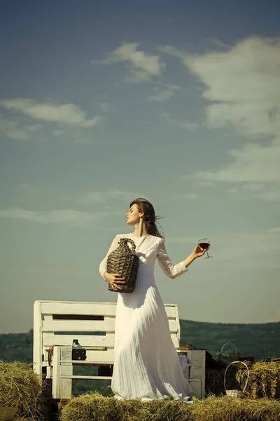 Vino joven. Chica en vestido blanco posando en el cielo azul — Foto de Stock