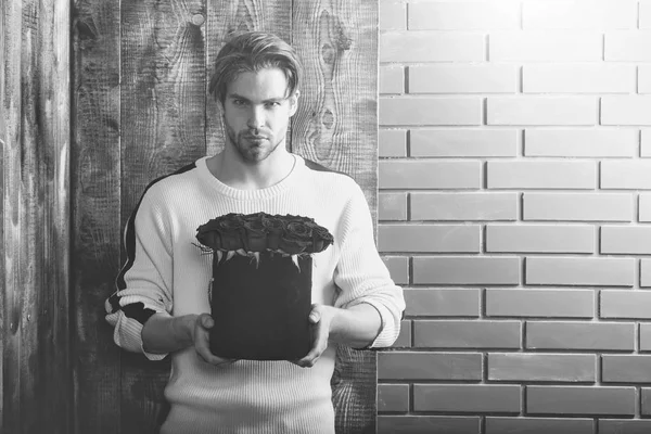 Çiçek teslim. sakallı adam kutusunda mevcut olarak kırmızı gül çiçekler tutar