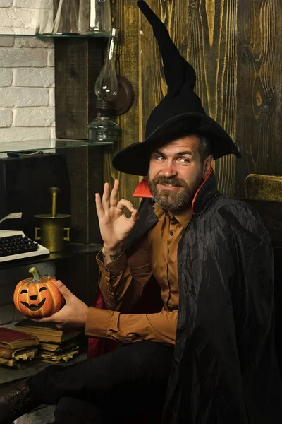 Cadılar Bayramınız Kutlu Olsun. Cadılar Bayramı Sihirbazı ile kabak ahşap duvar üzerinde gülümseyen