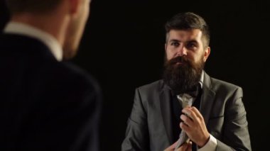 Bir iş adamı büyük bir tomar para cebine koyar. İş adamları. İki iş adamları arasında bir anlaşma. İki iş adamları arasında bir anlaşma.