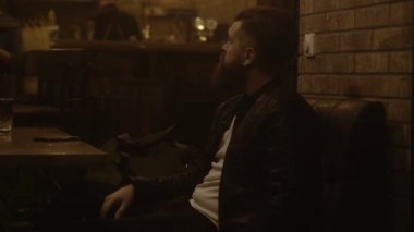 Genç işadamı kafede telefonda konuşuyor. Mutlu genç adam yanında smartphone kafede oturan konuşma