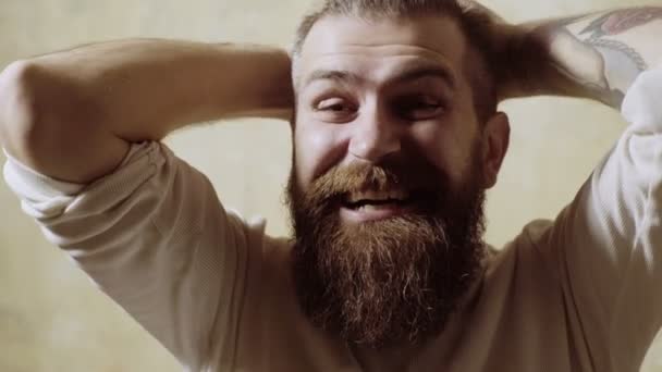 Bonjour à moi. Beau jeune homme touchant ses cheveux avec la main et souriant tout en se tenant devant le miroir — Video