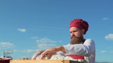 Temiz hava pişirme sakallı Şef. Baker fırın ekmek. Hamur yoğurma Baker. Baker sağlıklı ve lezzetli taze pişmiş ekmek ve hamur işleri, çeşitli. Gülümseyen erkek baker dökme un