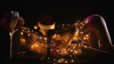 Aşıklar. Kamasutra konumlandırır. Erotik anlar. Konsept fotoğraf. Gizli. Moda. Sıcak bebek partisi çıplak çift. Tutkulu çift öpüşme, erkek ve kız. Seks. Genç aşıklar.