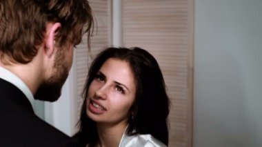 Çift ciddi sohbet edelim. İki arkadaş ya da iki konuşuyor. Çift evde konuşmak.