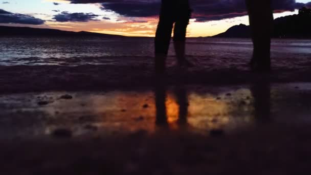Silhouette Beine auf bech. Sonnenuntergang am Strand. — Stockvideo