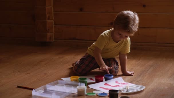 Art thérapie pour les enfants. Psychologie de la personnalité des enfants. Aide à gagner en confiance. Dessin. Concept de créativité et d'éducation. heureux mignon garçon couleurs son mains . — Video