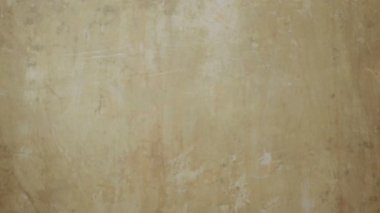 Tıraşsız yakışıklı aynaya bakıyorum