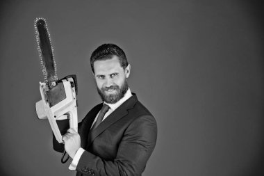 çılgın indirimler. mavi elbiseli mutlu adam gülümseyen genç işadamı ile elektrikli testere,