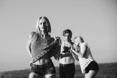 Yaz dinlenme. adam el kadınlar, fotoğraf çekici kamera ile kızlar