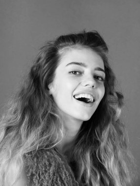 diş hekimi hizmetleri. Sağlıklı dişler ve beyaz bir gülümseme ile mutlu, gülümseyen, sevimli kız