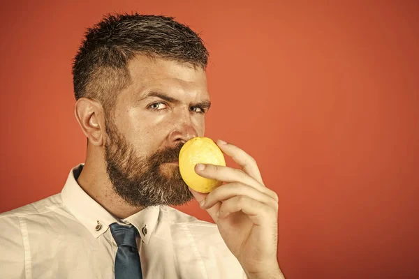 Hälsosam livsstil. Man med långt skägg luktar citron. — Stockfoto