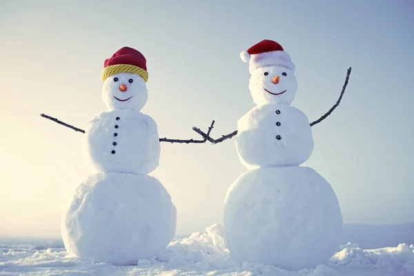 Des bonhommes de neige drôles. Bonhomme de neige couple extérieur . — Photo