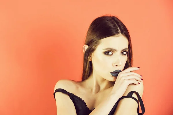 Tratamiento facial. hermosa mujer de moda en vestido negro sobre fondo rojo — Foto de Stock