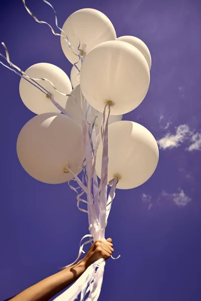 Sucesso. Balões de ar na fita na mão . — Fotografia de Stock