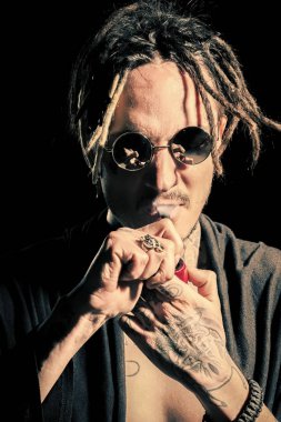 Sigara karma. Adam yasaktır boru siyah arka plan üzerine dövmeli elinde