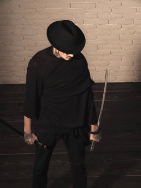 acımasız samuray. Savaşçı siyah şapka ve kıyafet, üstten görünüm