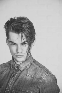 Adam s kirli yüzü. Adam kirli yüzü ile