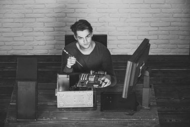 Sistem Yöneticisi. adam tornavida ile anakart tamir