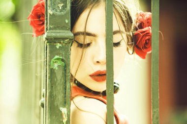 kadın makyaj. saç demir çit, gül desenli İspanyol kadın