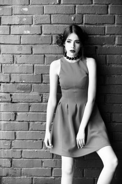 İspanya modeli. İspanyol kadın moda makyaj ve saç gül çiçek