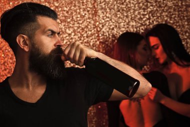 Erkek iflas. Sakallı dostum şişeyle ve seksi kız