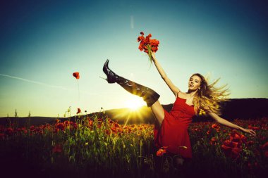 moda alanında çekim. haşhaş tohumu alanında yaz kız