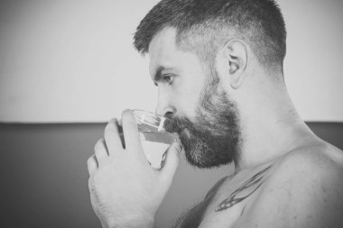 saf su. Hayat kaynağı ve sağlık. Akşamdan kalma ve susuzluk. Hipster temiz sağlıklı su, serinletici içecek. Uzun sakallı adam su cam renkli arka plan üzerinde tutun. Sağlık ve diyet.