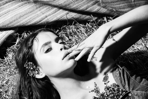 Spring makeup. cute girl with lilac flowers lying on hay — Stock Photo, Image