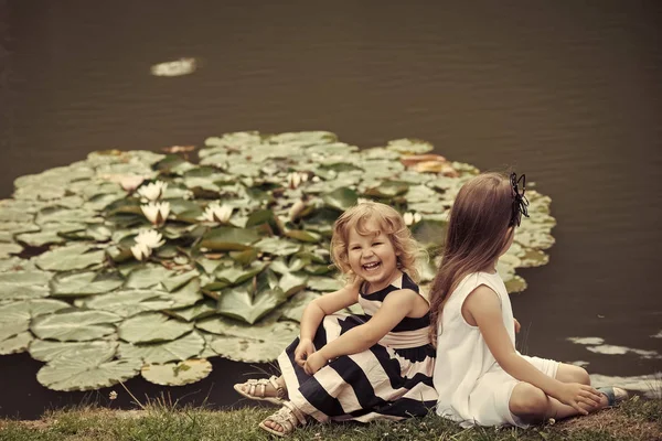 Crianças felizes. Futuro e florescente — Fotografia de Stock
